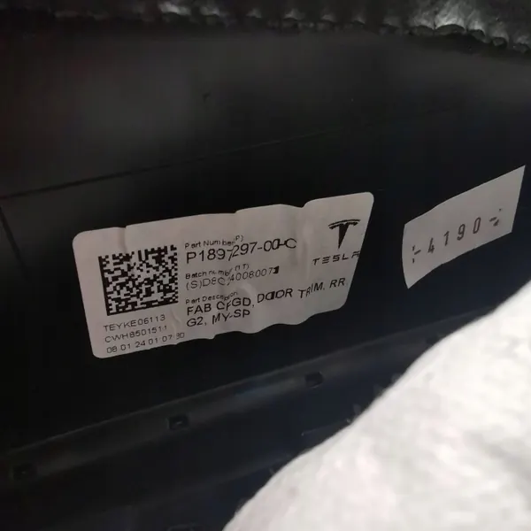 Tesla Model Y Rechte Hintertürverkleidung OEM P1897297-00-C image 3