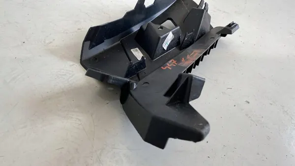 AUDI Q3 83A Suporte de para-choque dianteiro direito 83A807096 image 5