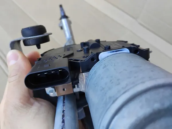 VW Caddy IV Pyyhkijämekanismi Etu OEM 2K1955119F image 3