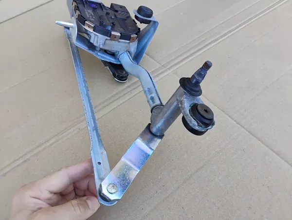 VW Caddy IV Pyyhkijämekanismi Etu OEM 2K1955119F image 6