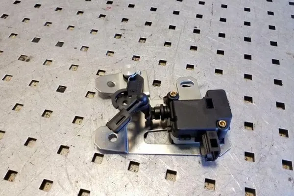 Bakluckans stängningsmekanism VW TOUAREG 7L6827425A image 2