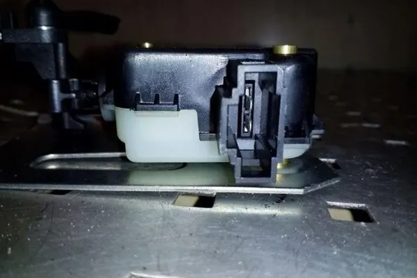 Bakluckans stängningsmekanism VW TOUAREG 7L6827425A image 3