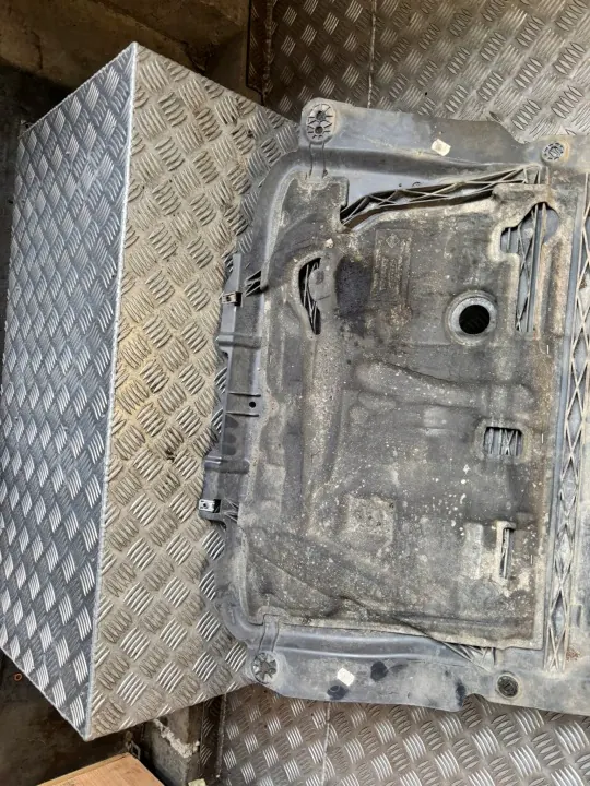 Moottorikansi OEM 758908552R Dacia:lle - Käytetty image 5