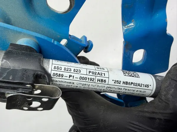 Audi TT motorkapscharnier rechterzijde OEM 8S0823823 image 10