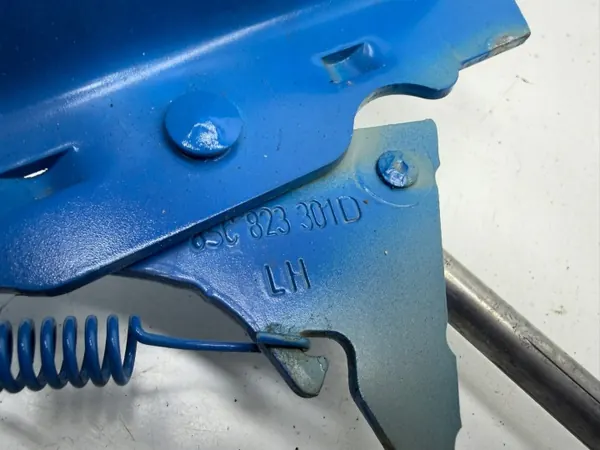 Audi TT motorkapscharnier rechterzijde OEM 8S0823823 image 9