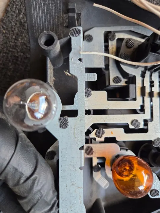 BMW E46 Sedan Lift Rechter Achterlampvoet OEM 6910534 image 4