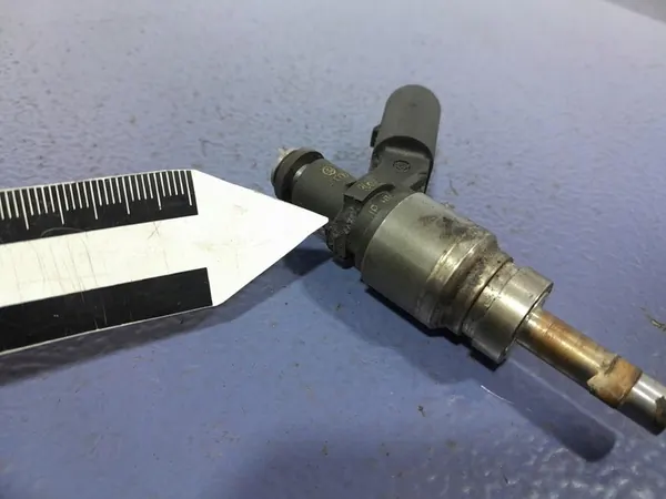 Iniettore carburante AUDI A6 C6 2.8B 06E906036E image 4