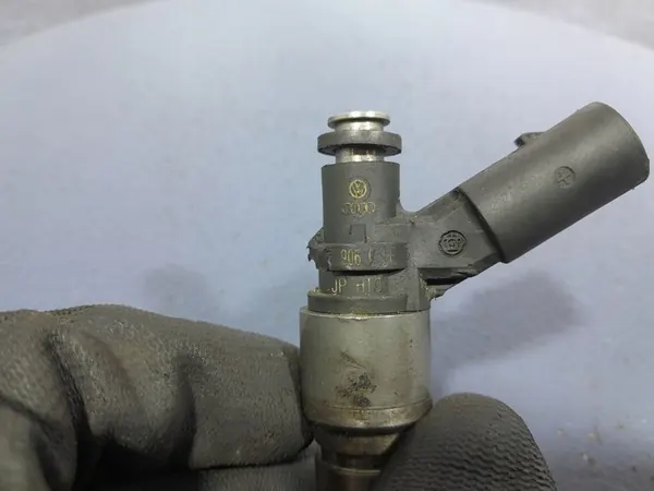 Iniettore carburante AUDI A6 C6 2.8B 06E906036E image 5
