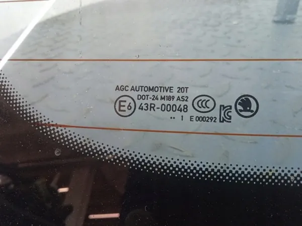 Skoda Octavia IV Takaovilasi OEM 5E6845049 image 3