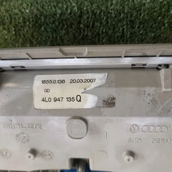 Audi A8 D3 Q7 Interieurverlichting OEM 4L0947135Q image 4