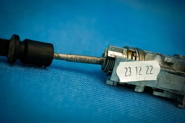 Fahrerschloss-Einsatz Audi A8 S8 OEM 4H1837167A image 4