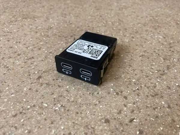 Enchufe USB BMW OEM 5A84181 para X2 U10 2024 image 10