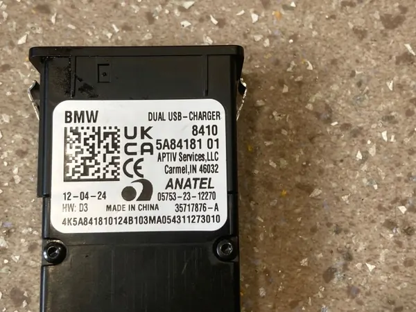 Enchufe USB BMW OEM 5A84181 para X2 U10 2024 image 3