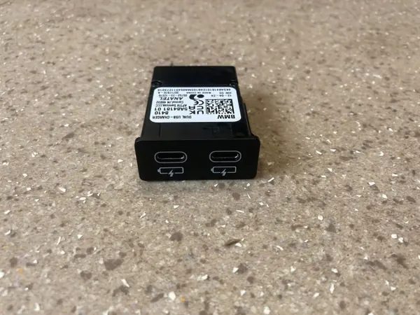 Enchufe USB BMW OEM 5A84181 para X2 U10 2024 image 7