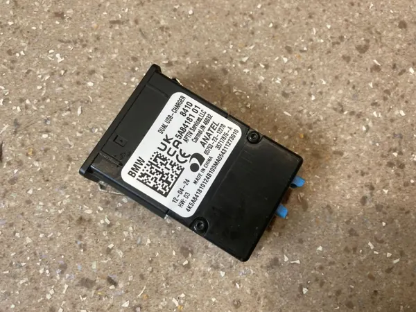 Enchufe USB BMW OEM 5A84181 para X2 U10 2024 image 9