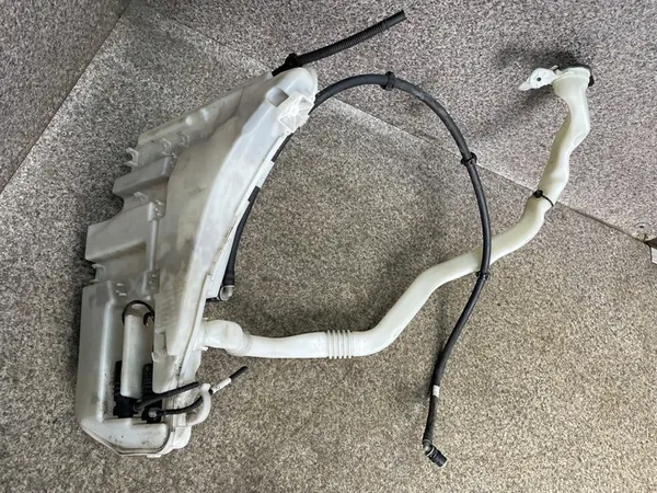 Ruitensproeiervat BMW F11 F10 Xenon OEM image 3