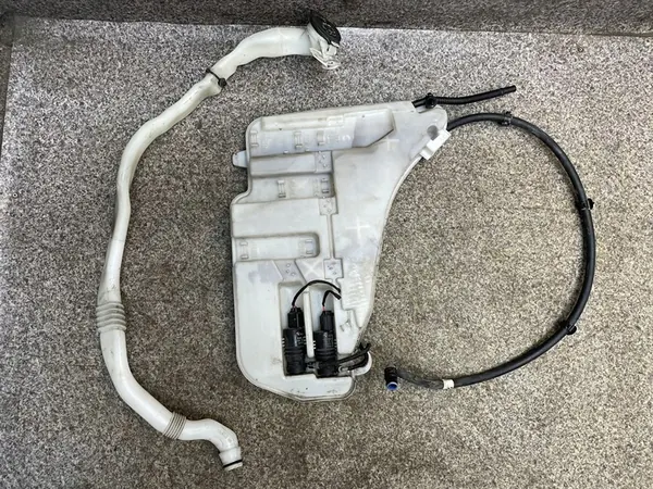 Ruitensproeiervat BMW F11 F10 Xenon OEM image 4