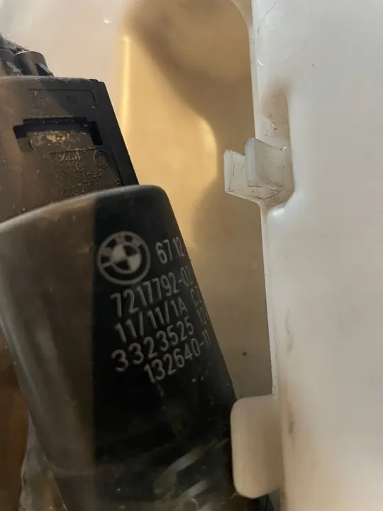 Ruitensproeiervat BMW F11 F10 Xenon OEM image 6
