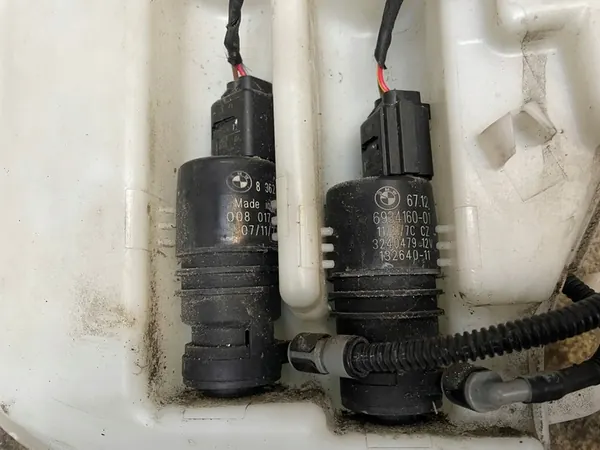 Ruitensproeiervat BMW F11 F10 Xenon OEM image 7