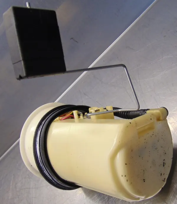 Polttoainepumppu OEM MR385532 Mitsubishi Space Starille image 3