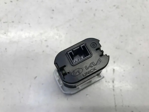 Kia USB-pistorasia OEM 96125-J7800 Picanto/Ceed image 3