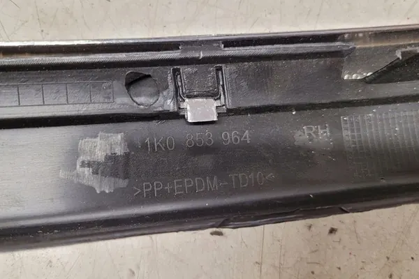 Oikea etupuskuri VW 1K0853964 image 3