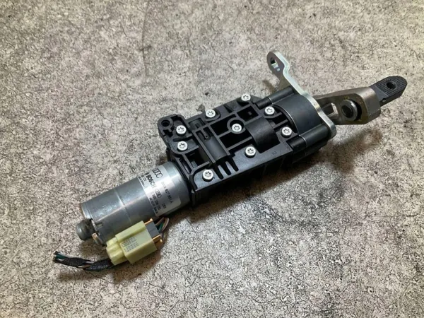 Audi A4 B9 Kombi Bakluckaktuator Vänster OEM 8W9827851A image 2
