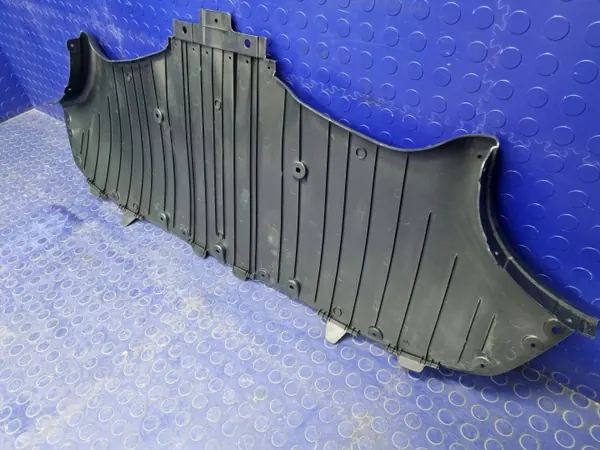 Escudo inferior para-choques traseiro Tesla Model Y OEM 1638051-00-B image 7