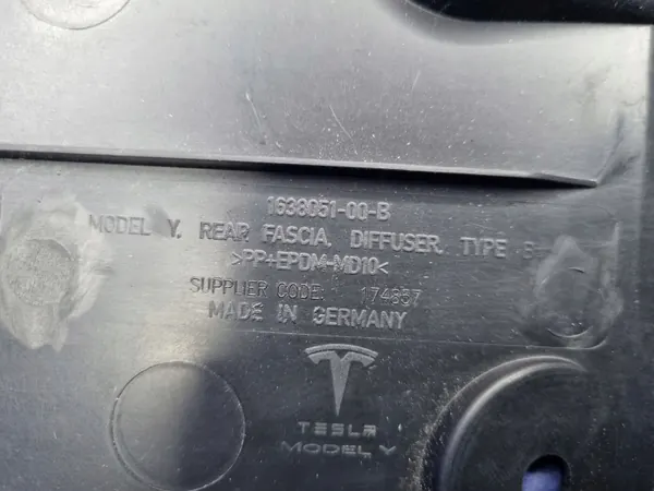 Escudo inferior para-choques traseiro Tesla Model Y OEM 1638051-00-B image 8