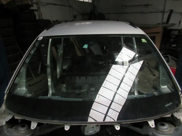 VW Touran II 2012 voorruit OEM met sensor image 2