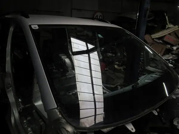 VW Touran II 2012 voorruit OEM met sensor image 3