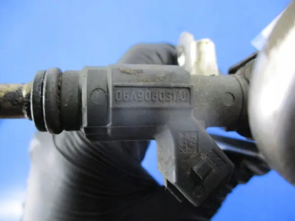 SEAT IBIZA 6K 1.8T Rampe d'injection 4pcs 06A133681E image 4