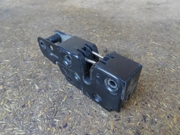 AUDI A4 B8 8K Motorhuvslås 8K1823746 8K0823509F image 2