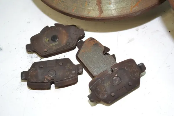 Pastilhas de travão traseiras BMW OEM 2288889 - Usadas image 5