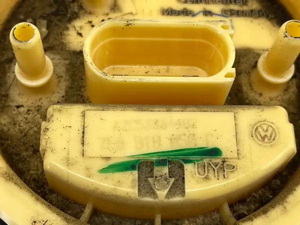 VW T5 TRANSPORTER LIFT 2.0 TDI BRANDSTOFPOMP 7E0919050C image 2