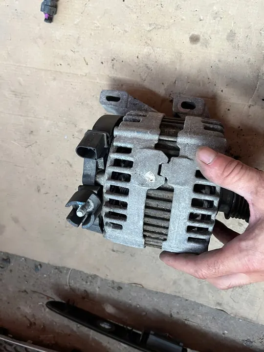 Volvo S60 2.4 Diesel Alternaattori image 2