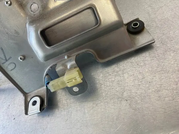 Subaru Forester II Heckwischermotor OEM 34997 image 5