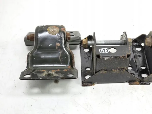 OEM 8200785137 Rear Spring Hanger Mounting image 6