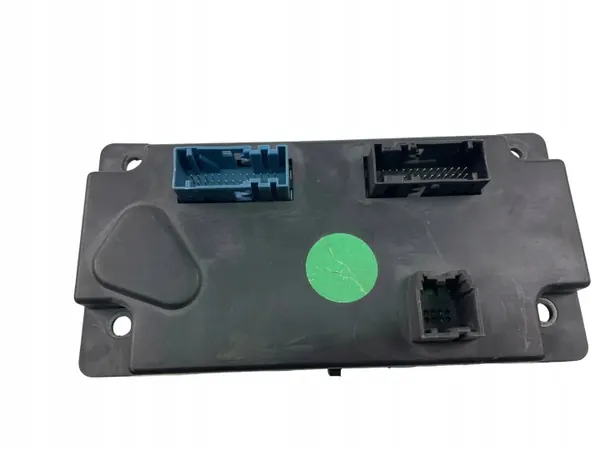 Nissan Navara D40 Audioversterker OEM 277605X20A image 3
