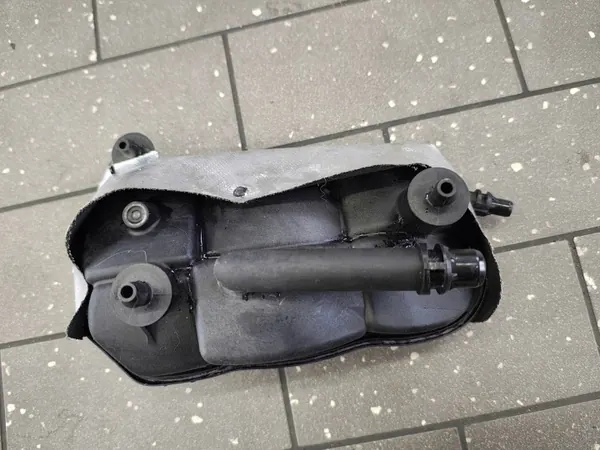 Mercedes W177 AMG laajennussäiliö OEM A1775013301 image 3