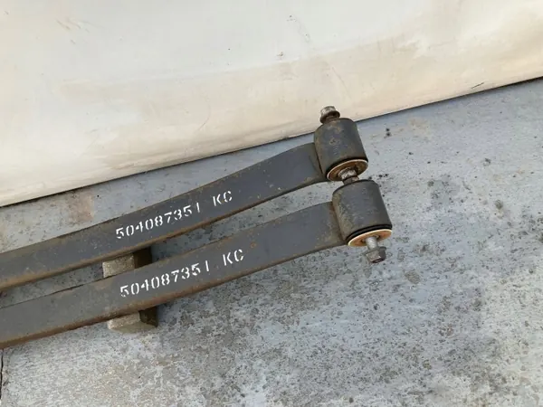 Ressort à lames simple avant OEM 504087351Q Iveco image 4