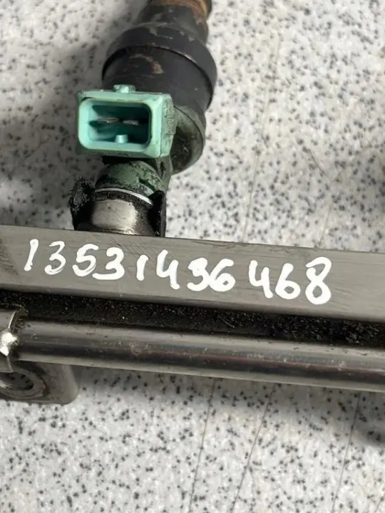 Rampe d'injection BMW 5 E39 OEM 13531436468 - 2.5L image 4