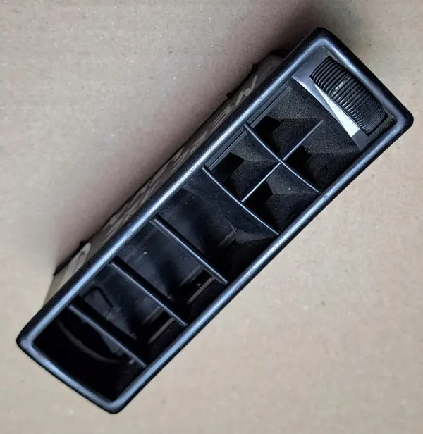 Grelha de ventilação esquerda OEM 1268310742 para Mercedes W126 image 3