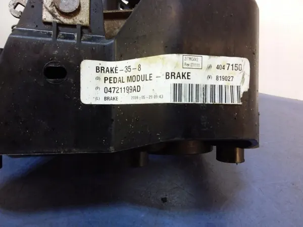 Base de pédale de frein Chrysler OEM 04721199AD image 3