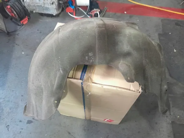 Dodge Durango III 2014 Arche de roue arrière gauche en tissu OEM 57010723AD image 1