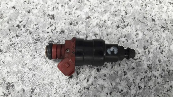 Opel Omega C 1.8 Injector image 6