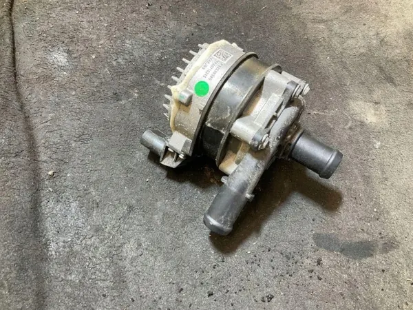 Moteur de Circulation d'Eau Volvo OEM P32339380 Occasion image 4