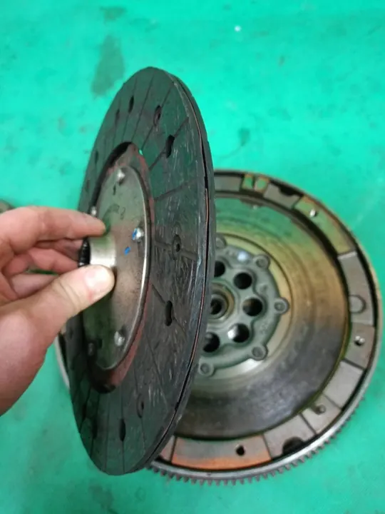 Kaksimassavauhtipyörä Mercedes C-luokka W204 1.8 CGI Manuaali image 4