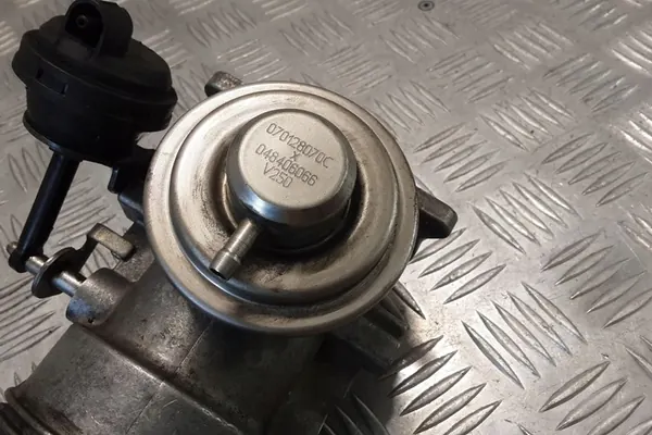 EGR-venttiili VW Touareg 2.5L Diesel 2006 OEM 070128070C image 4