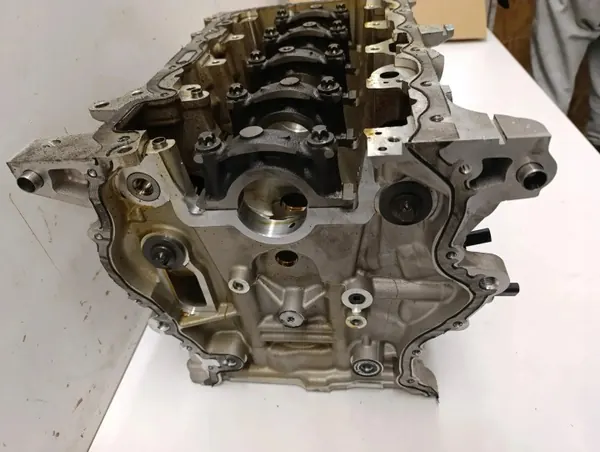 BMW Moottorilohko OEM G20 318i B48B20A - Käytetty image 7